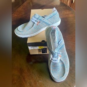 Hey Dude Wendy Halo Size 7 Shoe in Azur Coral